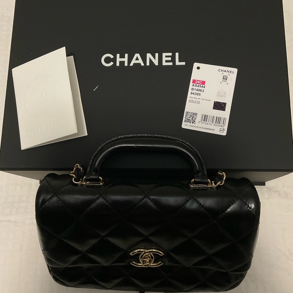 CHANEL Shiny Lambskin Quilted Coco
Trip Flap Bag Black Item #: 1807911